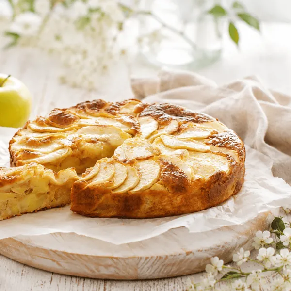 Bir dilimi kesilmiş elmalı tart