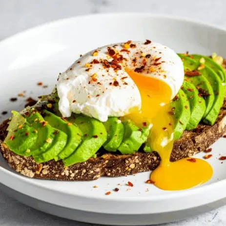 Avokado ve poşe yumurtalı tam buğday kızarmış ekmek
